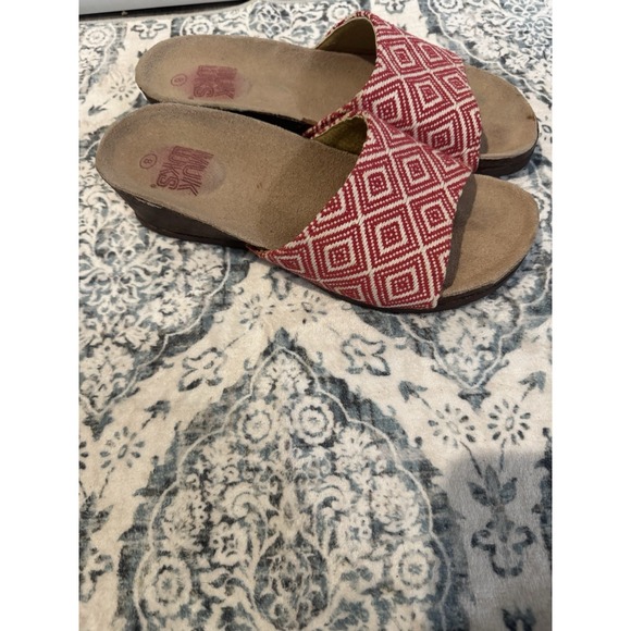 Muk Luks Pattern Open Toe Slide Sandals Size 8 Small Scuffs As Shown - Picture 3 of 3